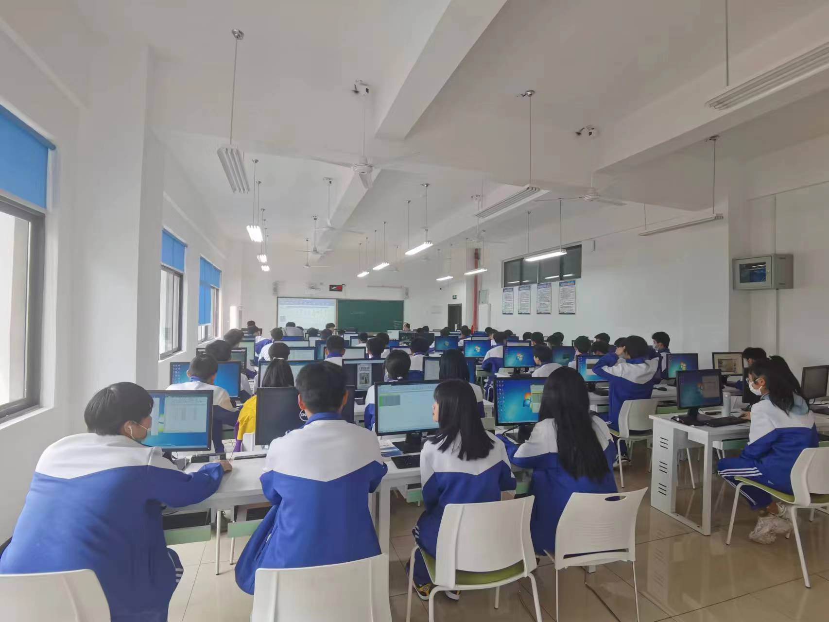 计算机房上课中